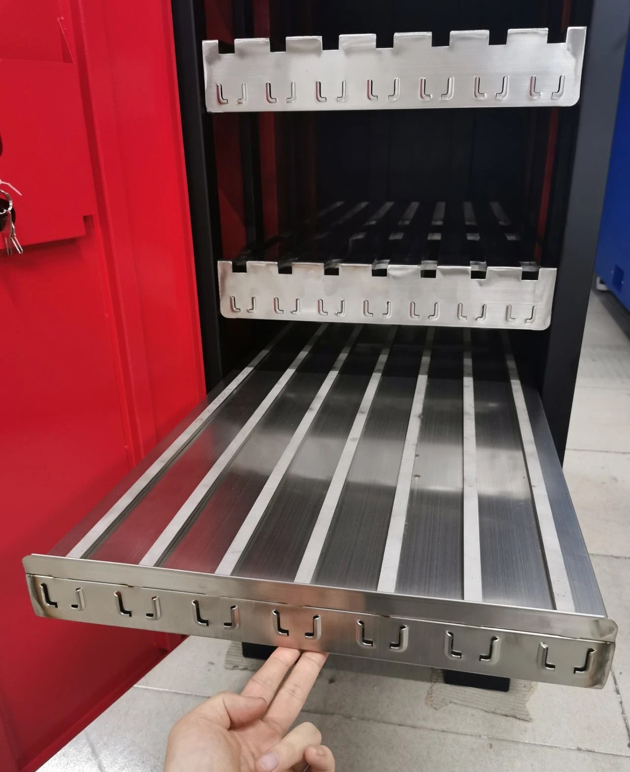 深圳某醫療器械公司定製三台折彎機模具櫃